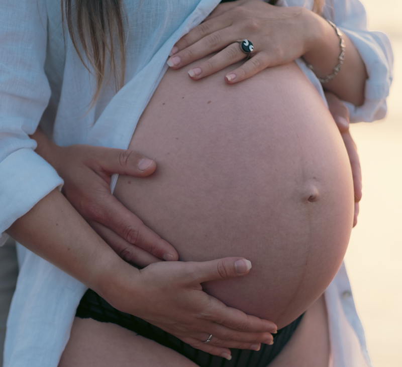 Pregnant belly in the Hague with partner's hands